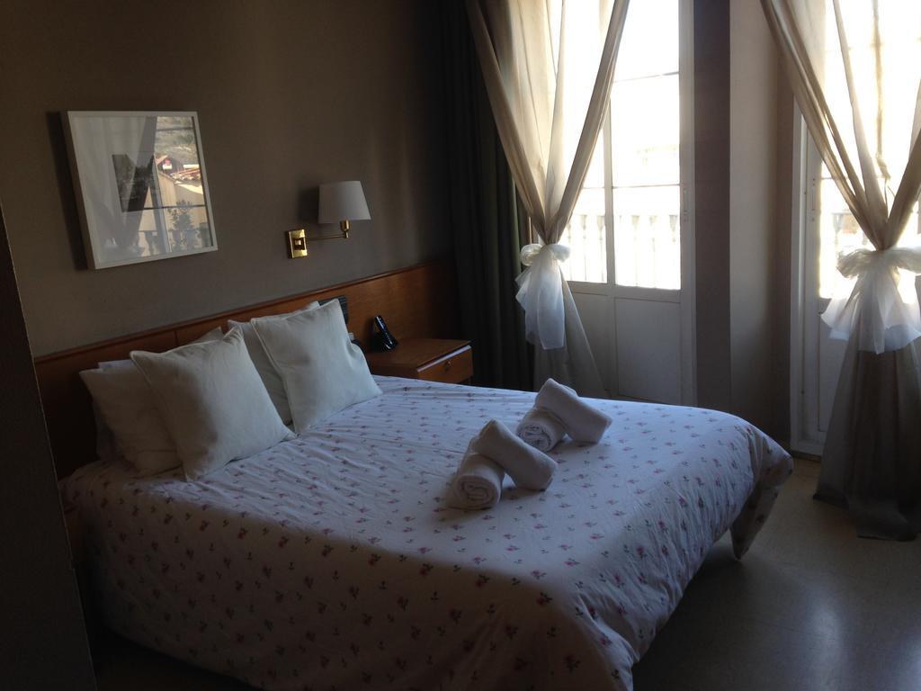 Hotel Manel Марторел Екстериор снимка