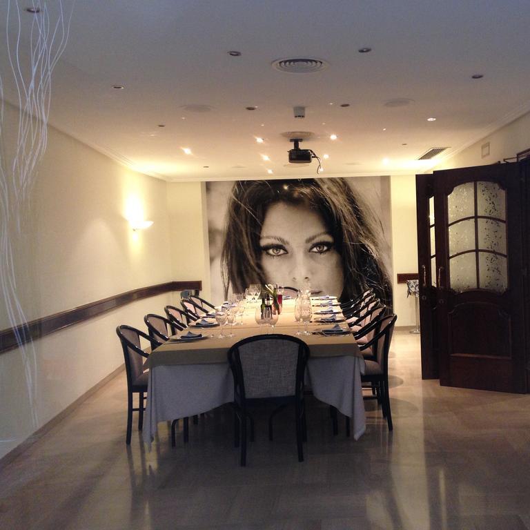 Hotel Manel Марторел Екстериор снимка