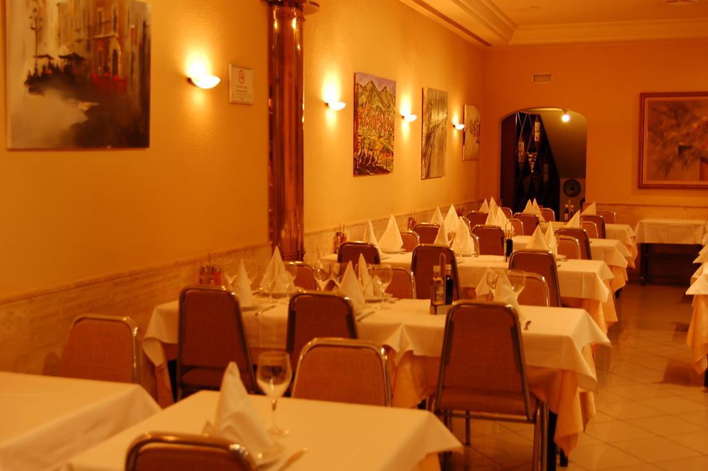 Hotel Manel Марторел Екстериор снимка
